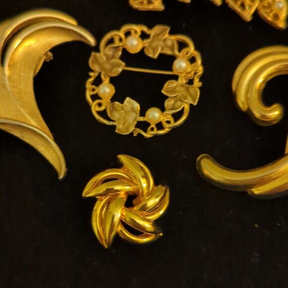 Lot of Five Vintage & Modern Gold Tone Brooches - Picture 3 of 12